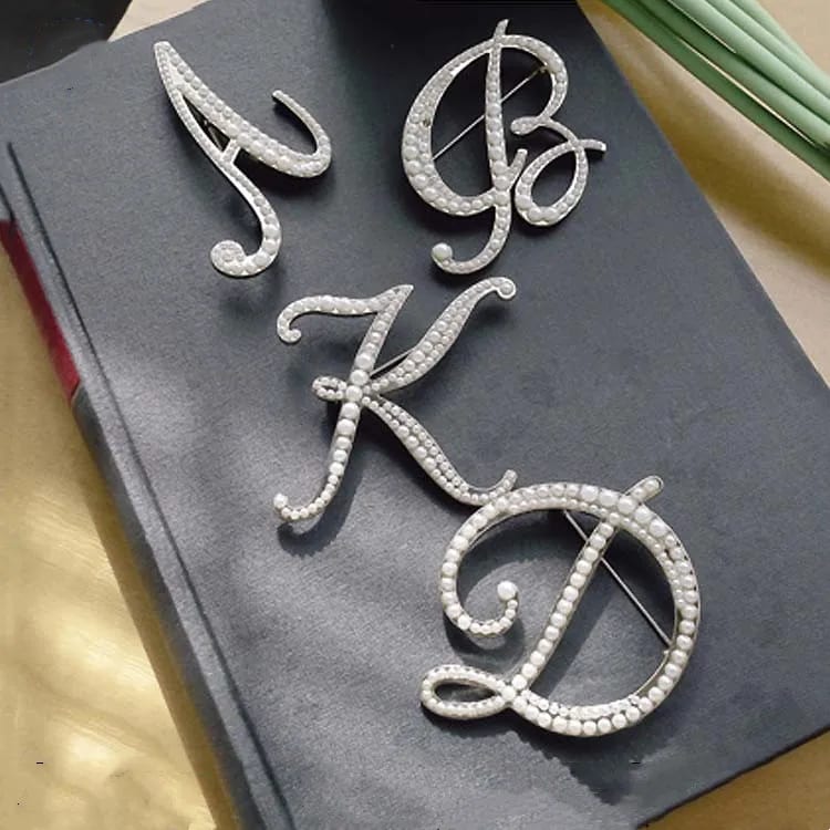 Oem/odm Design Personalized Initial Letter Pearl Brooch Pin Brooches