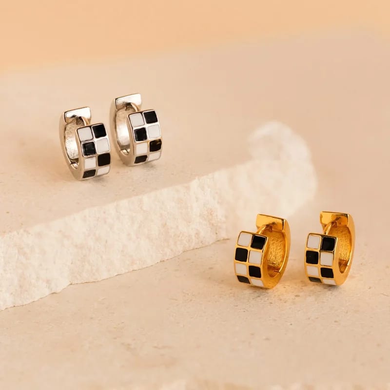 High Quality 18k Gold Plated Black And White Enamel Covered Checkered Huggie Earrings Jewelry For Women Hoop Earrings