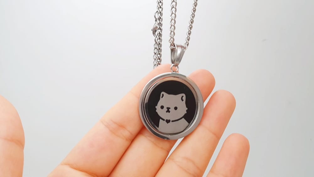 Men’s Stainless Steel Cat Pattern Swivel Pendant Necklace