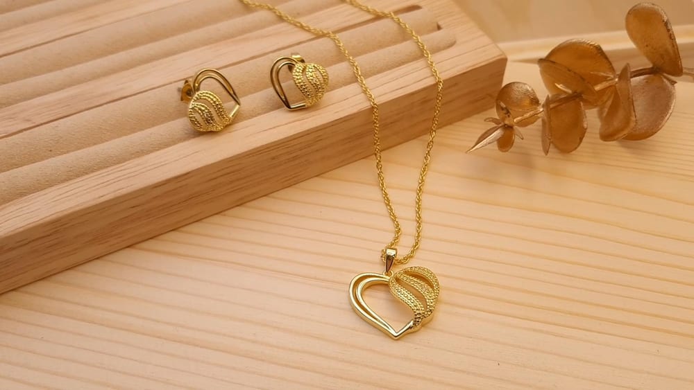 Classic brass gold plated heart shaped earrings necklace set to women